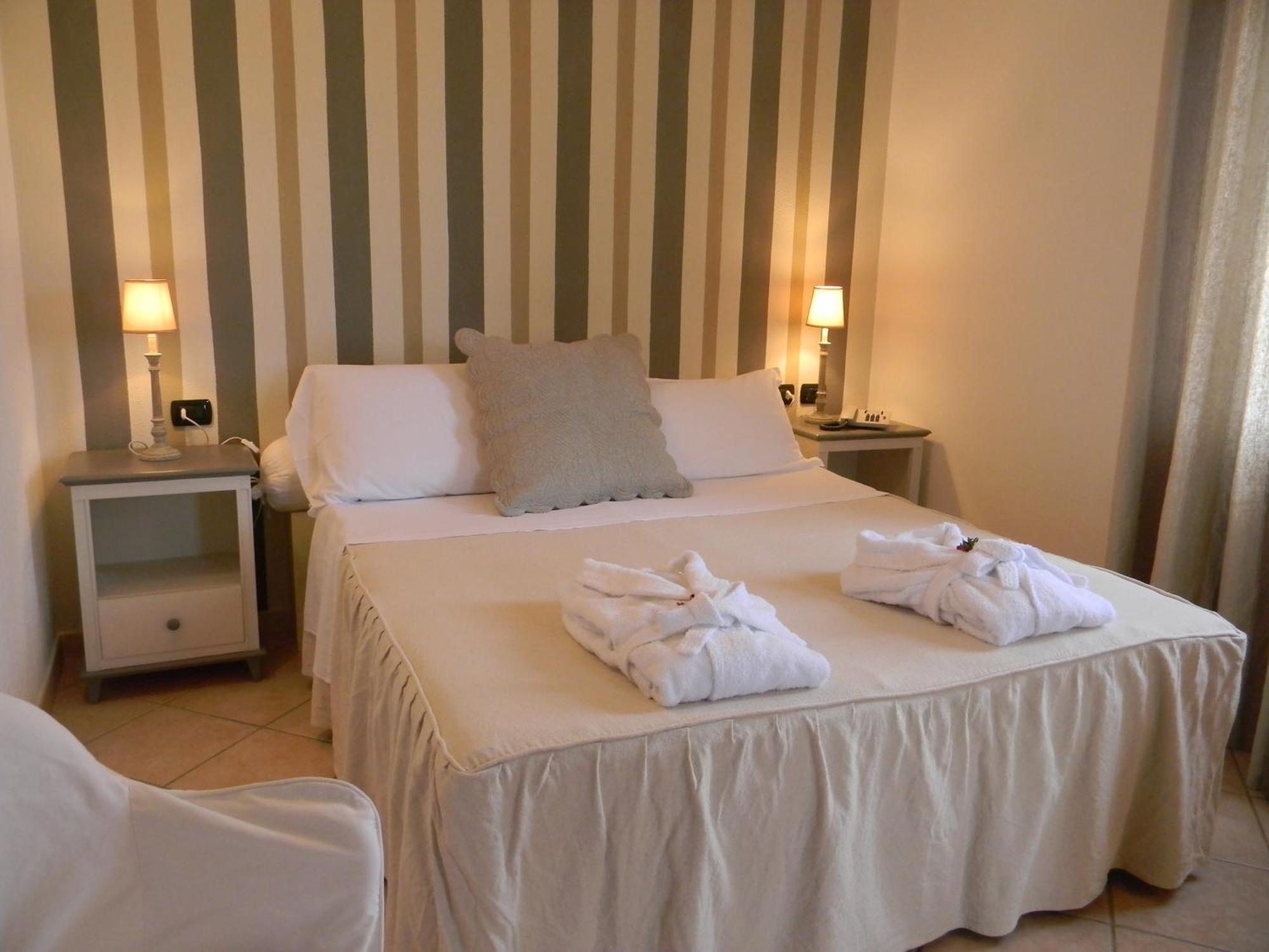 Гостевой дом Relais Fenicottero Rosa Порто-Таверна Экстерьер фото