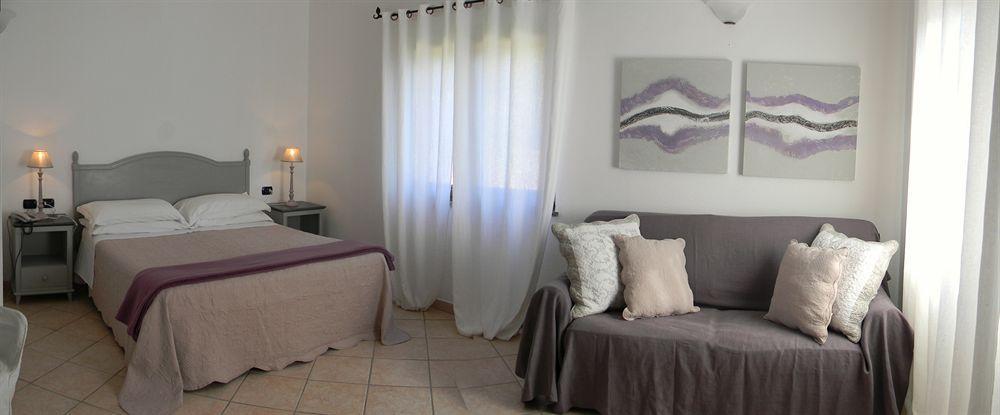 Гостевой дом Relais Fenicottero Rosa Порто-Таверна Экстерьер фото